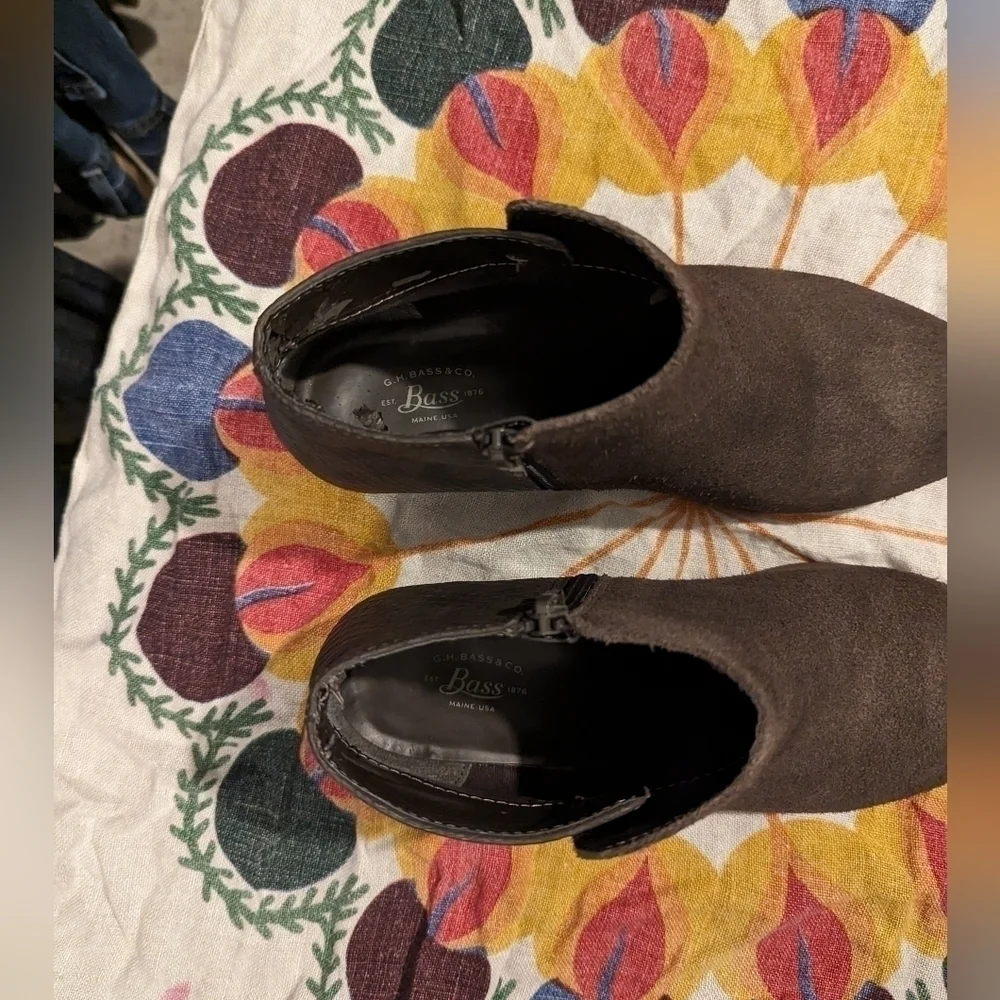 G.H Bass and Co‎ size 7 suede booties